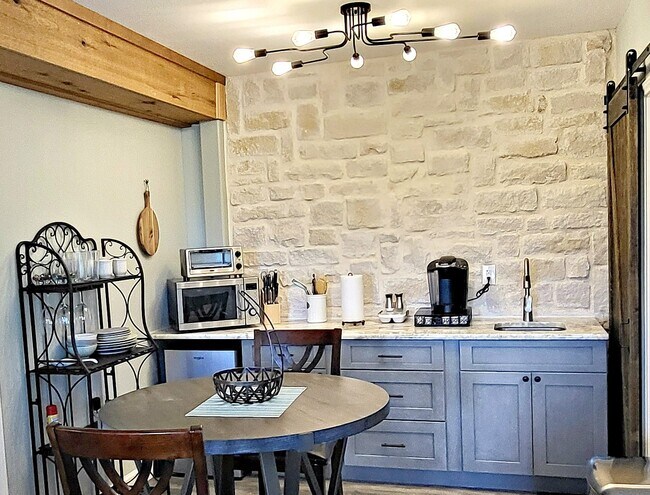 Building Photo - 1526 Lakeside Dr W