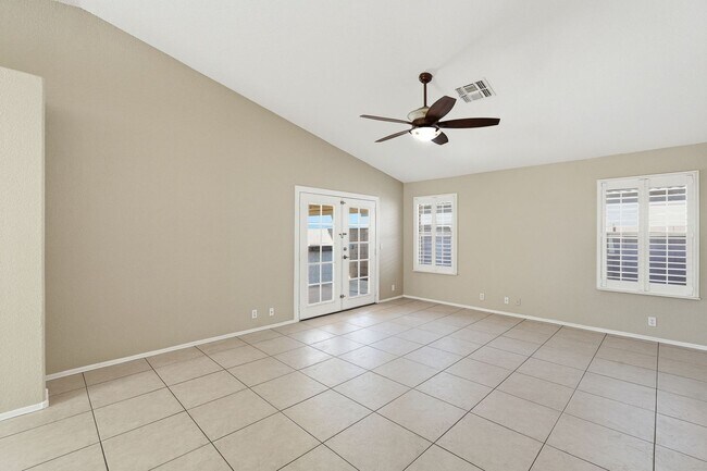 Building Photo - Three bedrooms PLUS Den! Ready to Move In