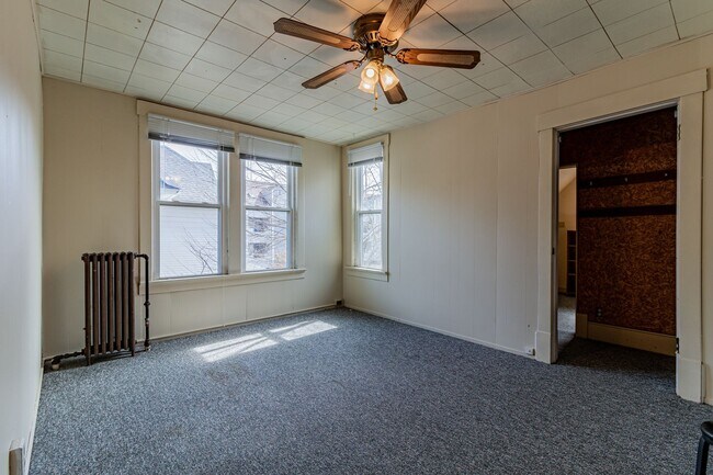 Building Photo - 5 bedroom, 2 bath home, close to U of I, MTD lines, local shopping & dining!! - Available August ...