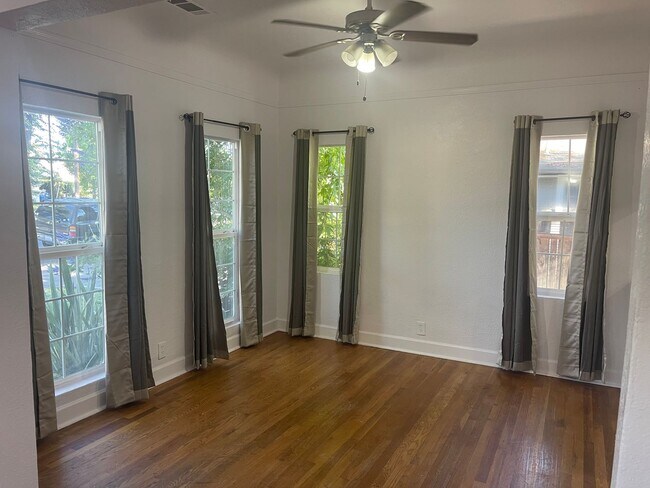 Building Photo - Cozy 2 bedroom bungalow home near UOP