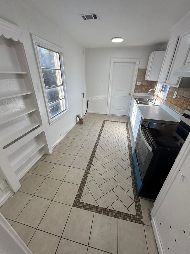 Building Photo - Upgrade your living arrangements