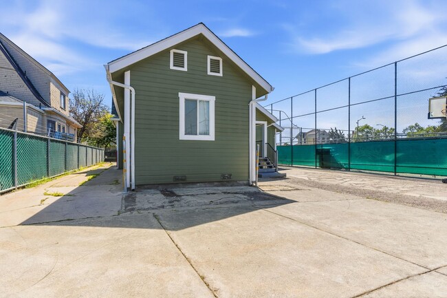 Building Photo - Newly Remodeled 4-Bedroom Oakland Duplex with Gated Parking