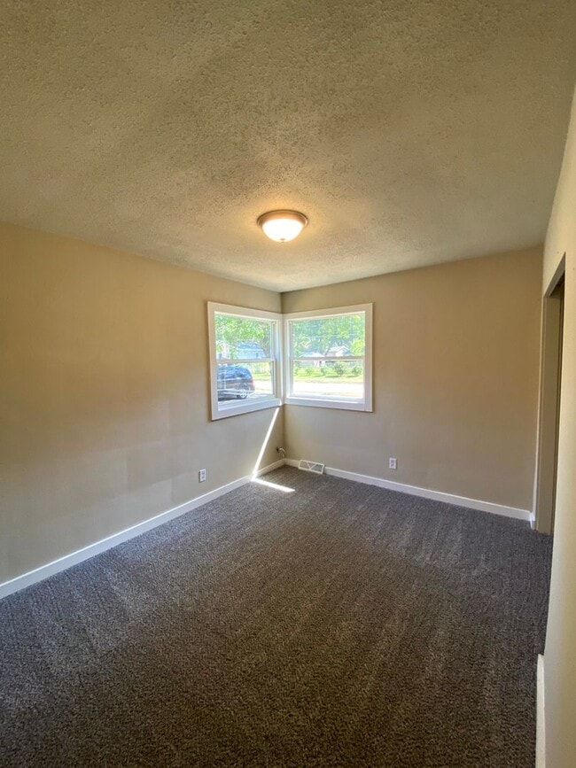 Building Photo - Located in Norwalk IA Updated 4 Bedroom 1 ...
