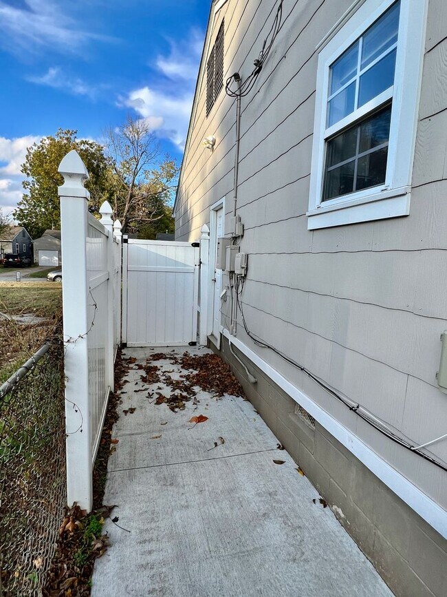 Building Photo - Brookside Bungalow Close to shopping, Riverside trails, & Gathering Place!