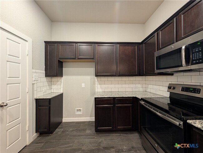 Building Photo - 546 Creekside Frst