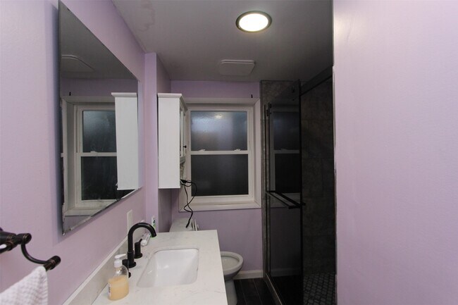 Building Photo - 701 Delano Ave