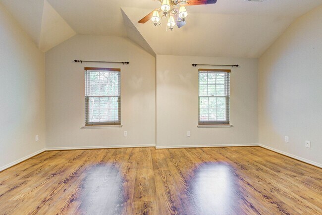Building Photo - Stylish Woodlands Home Steps from H-E-B & ...
