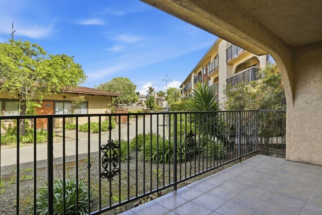 Building Photo - Gated Madonna Vista Community!