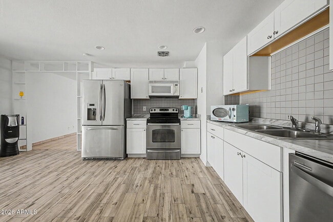 Building Photo - 5232 W Mauna Loa Ln
