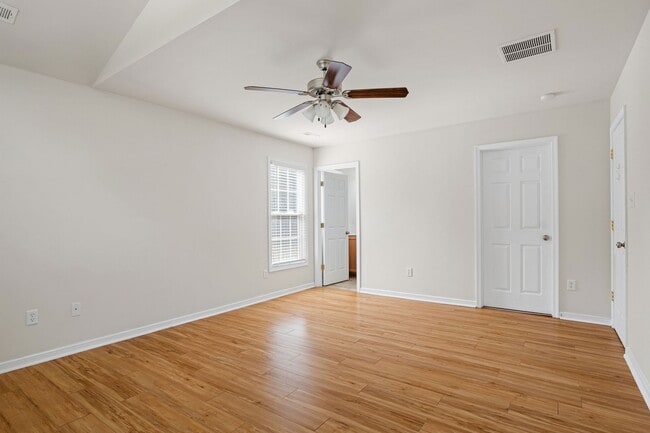 Building Photo - Recently Renovated 3 Bedroom Home in North...