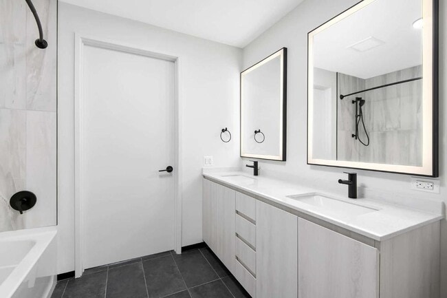 Building Photo - 600 W Chicago Ave