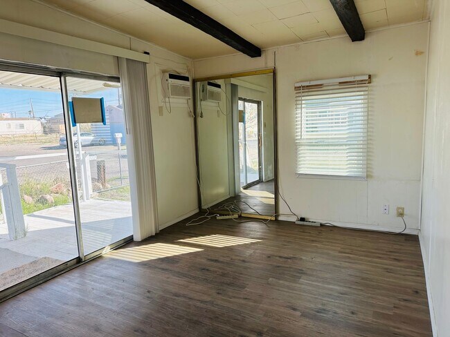 Building Photo - 5-Bed/2.5-Bath Rental by the Colorado River and Marina Proximity and Shopping Convenience!