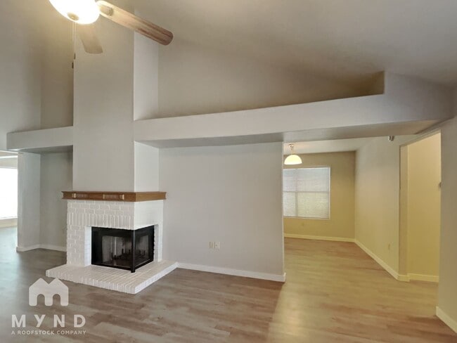 Building Photo - 634 N Quartz St