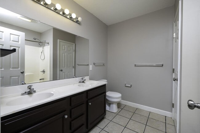 Building Photo - 3BR Home Near N. Marine Blvd with Fenced Backyard