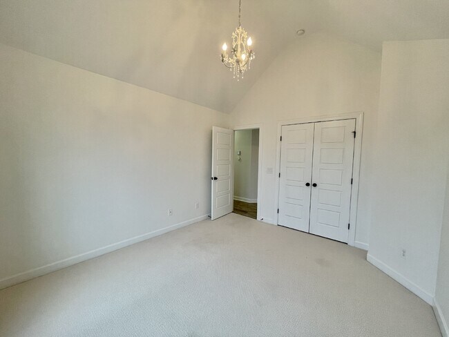Building Photo - 5 bed, 3 bath Nest in Surrey Meadows
