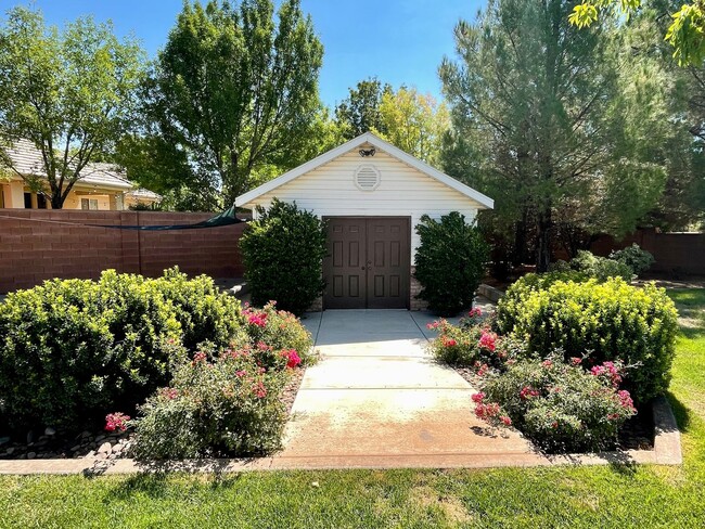 Building Photo - AMAZING YARD in quiet cul-de-sac in Santa ...