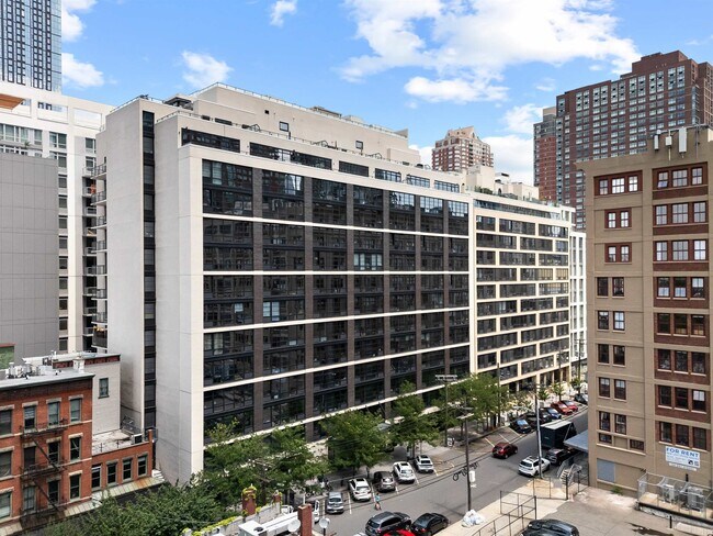 Building Photo - 160 1st St