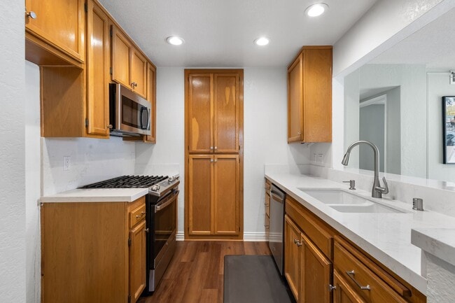 Building Photo - 2262 Martinique Ln