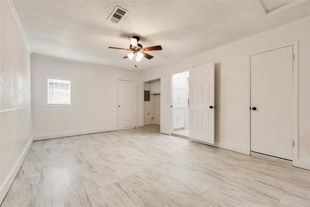 Building Photo - 9829 Grove Oaks Blvd