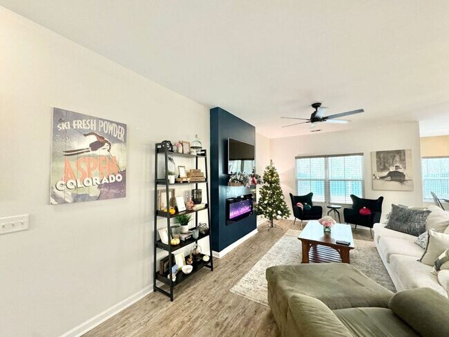 Building Photo - 1/2 off 1st and 2nd month rent - Pristine ...