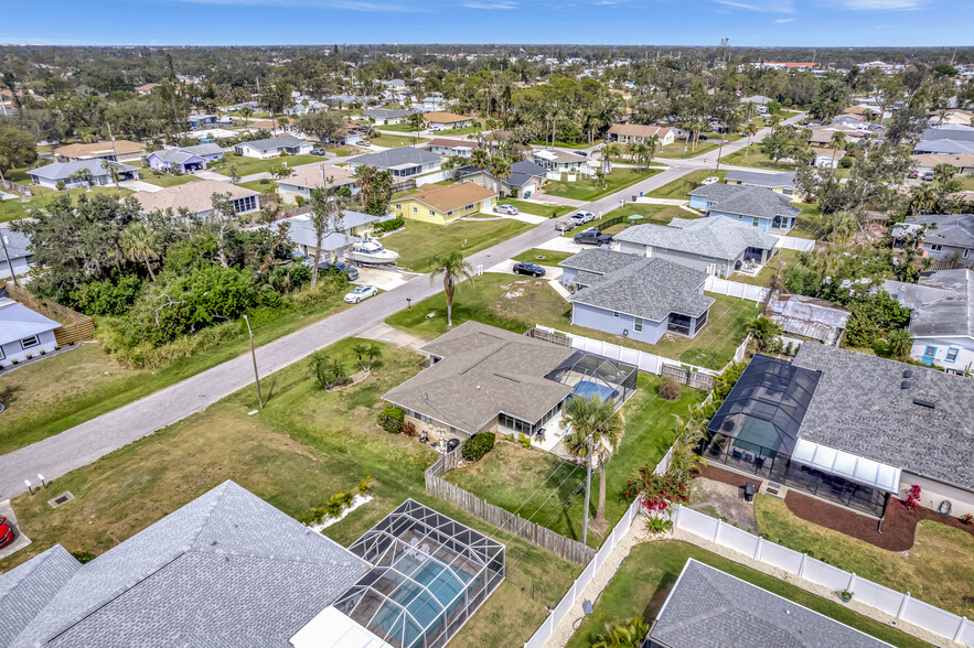 Building Photo - 561 Cabana Rd
