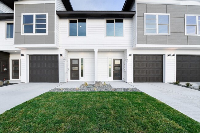 Building Photo - 925 N Elm Ave