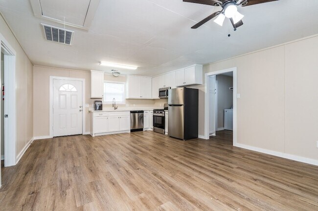 Building Photo - 605 Hospital St