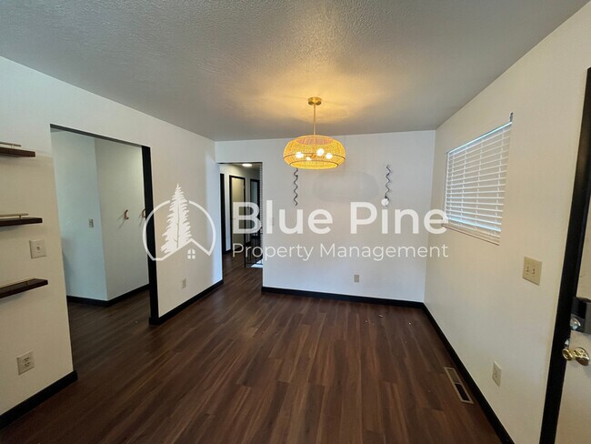 Building Photo - 1656 S Fairway Dr