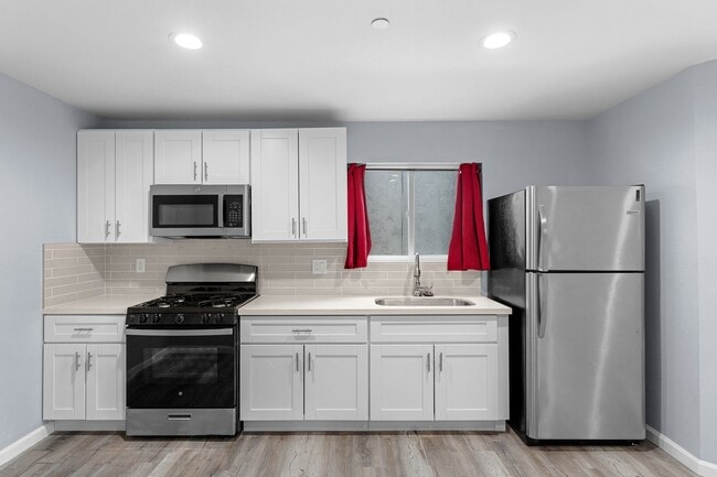 Building Photo - Stunning Remodeled 3-Bed, 3.5-Bath Home with Two Kitchens & Expansive Private Driveway in La Mesa!