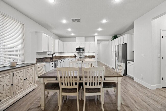 Building Photo - 325 Indian Runner Ct