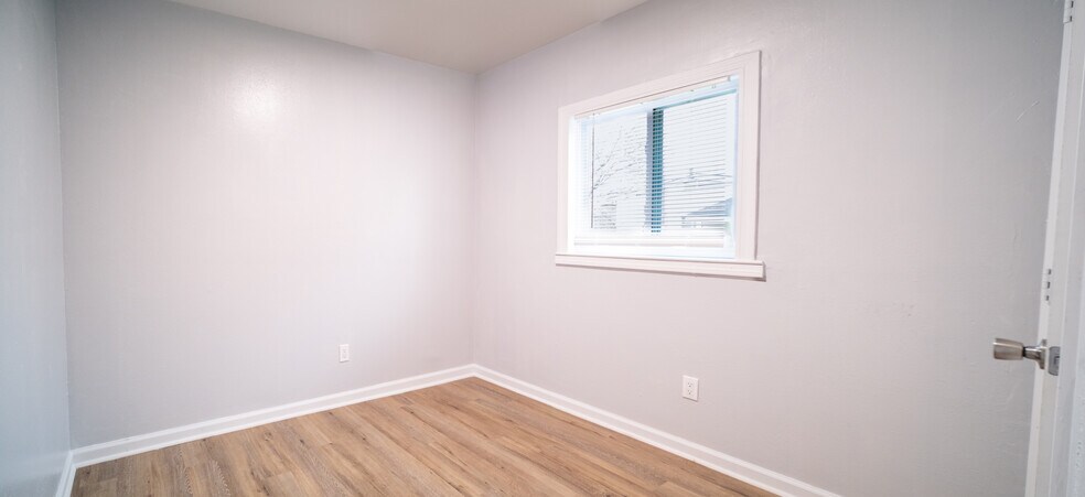 Building Photo - 3825 Crane Dr NE