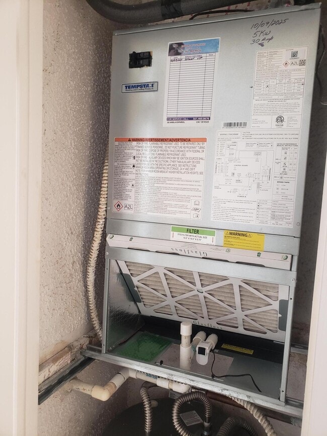 Building Photo - 688 Burgundy L