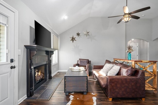 Building Photo - Country feel in the City.  Sharp 3 bed 2 bath.  Close to Fort Campbell.