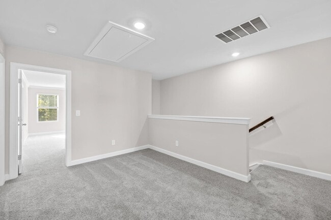 Building Photo - 3BR/2BA Townhouse Available JUNE 5!