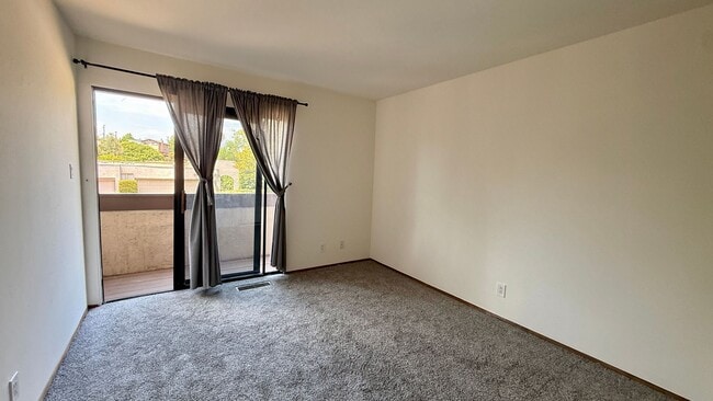 Building Photo - Spacious Townhouse For Rent at Montezuma T...