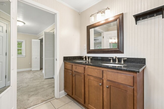 Building Photo - Water Views, Hampton, 3 bed 2.5 bath Ready Now!