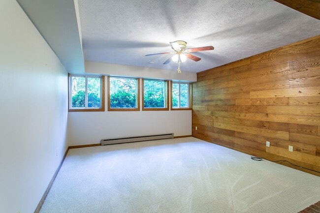 Building Photo - Light & Bright Home