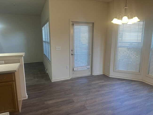 Building Photo - Spacious and Convenient – 3 Bedroom / 3 Ba...