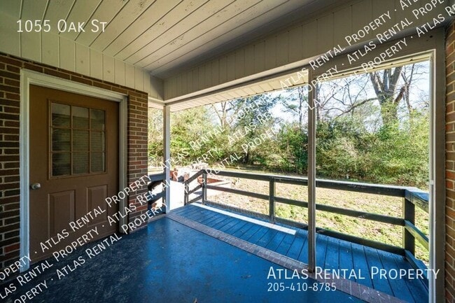 Building Photo - 1055 Oak St