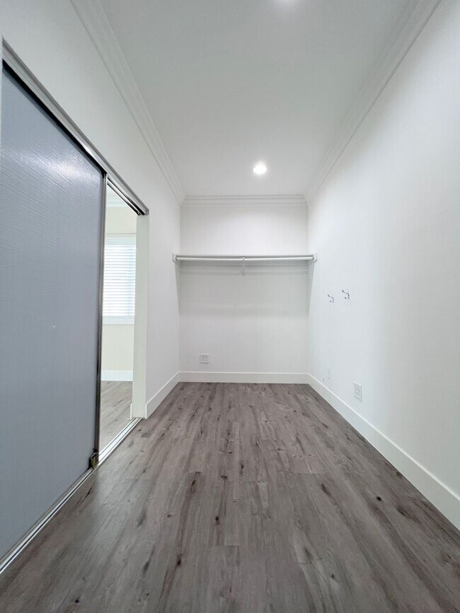 Building Photo - NEW AC - Bright & Spacious Single-Family Home with Pool