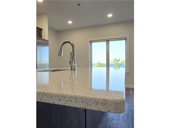 Building Photo - LAKE VIEW- 3 Bedroom Condo