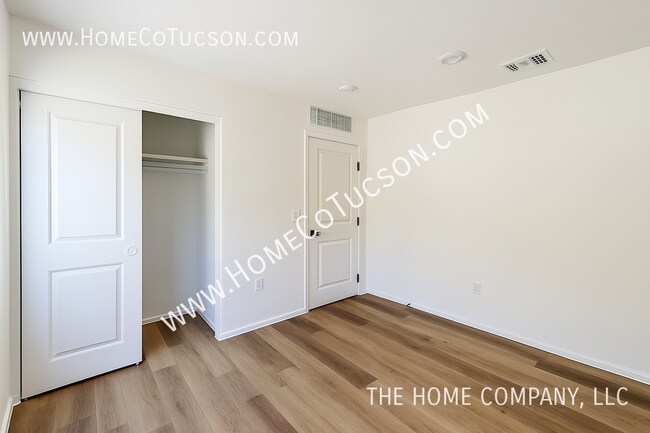 Building Photo - 8558 W Jackdaw Ct