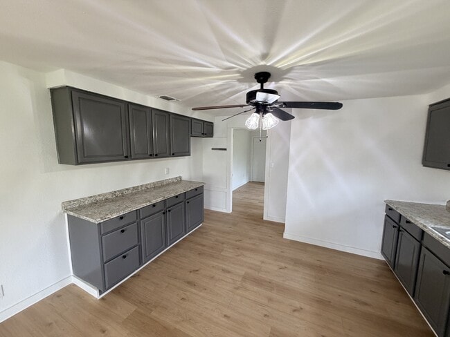 Building Photo - 421 N Archer St