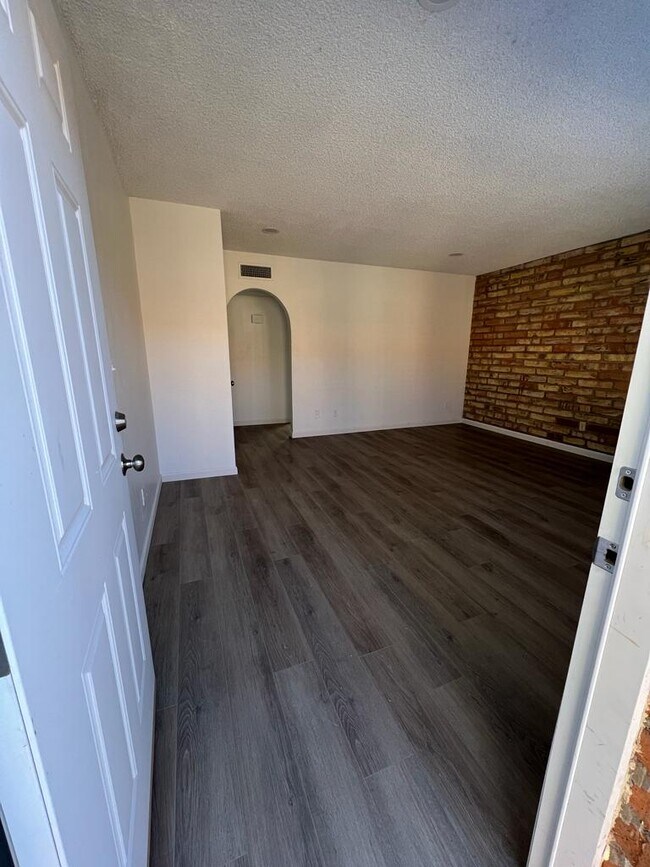 Building Photo - 3054 N Cherry Ave