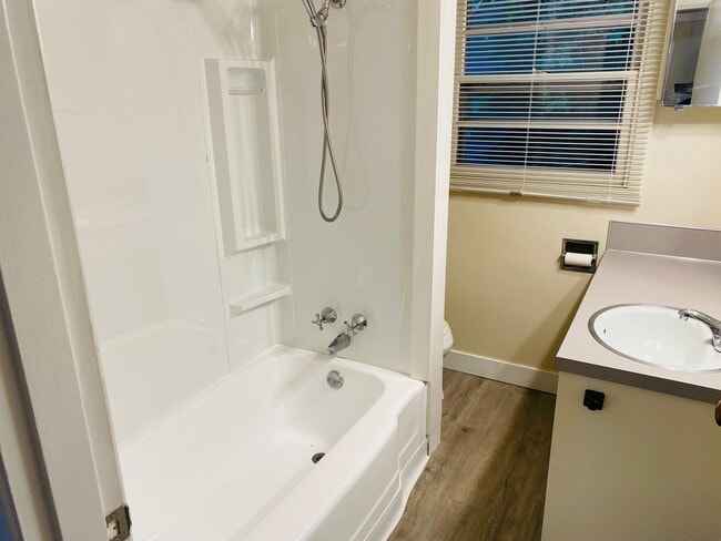 Building Photo - Inner SE Cool and Comfort