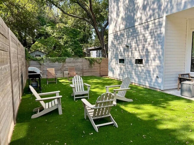 Building Photo - 2009 Canterbury St