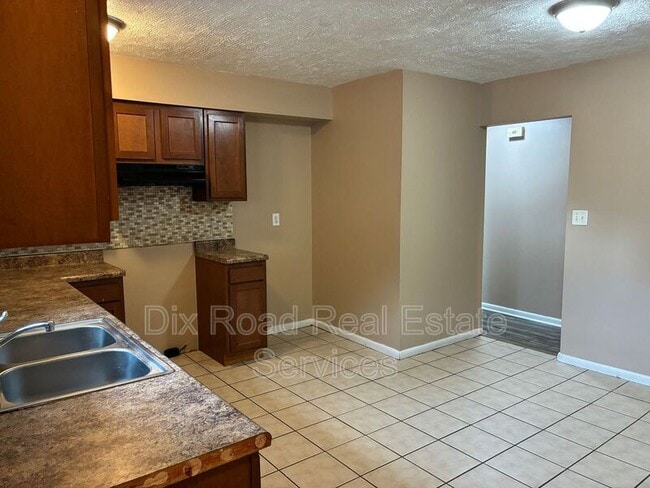 Building Photo - 5261 Bromwick Dr
