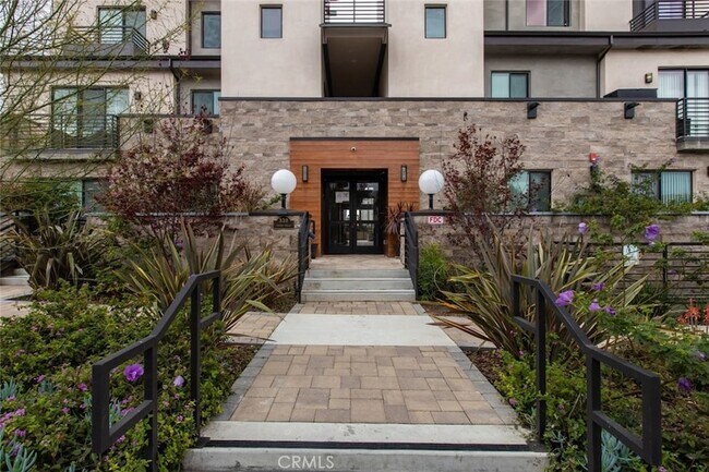 Building Photo - 330 Salem St