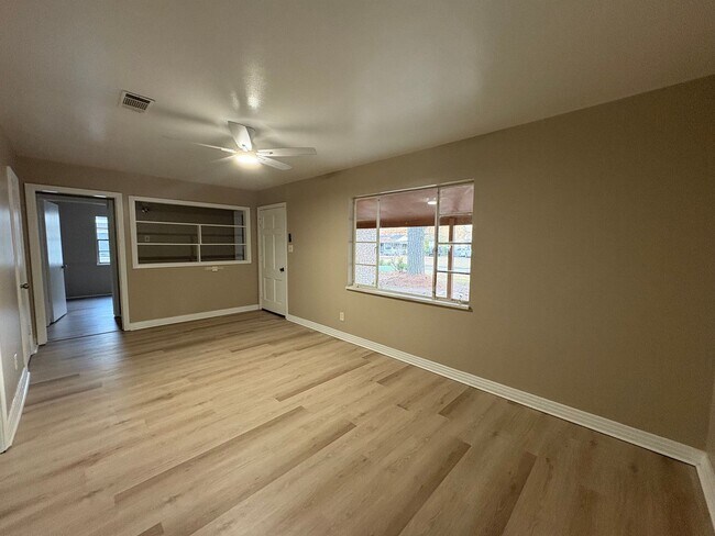 Building Photo - Amazing 4 bedroom/2 bath Home with Fireplace and Central Air & Heat!