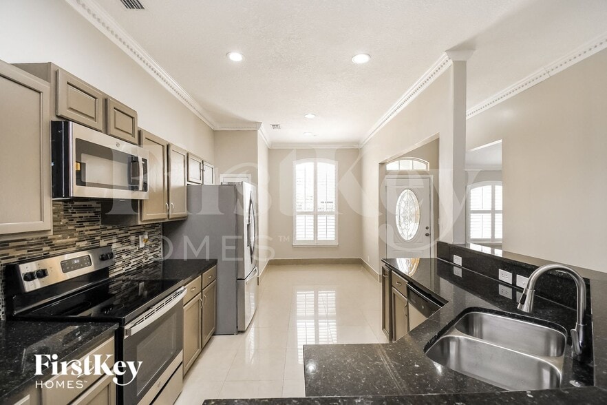 Building Photo - 12665 Ashglen Dr N